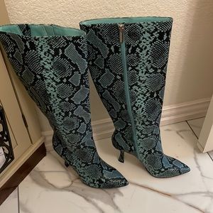 BRAND NEW Gianni Bini Snake Skin print Boots 8M